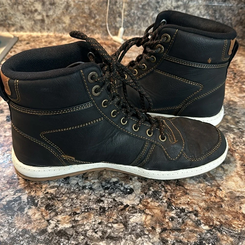 Levi's Mid Top Sneakers Mens Size 7.5. Black.